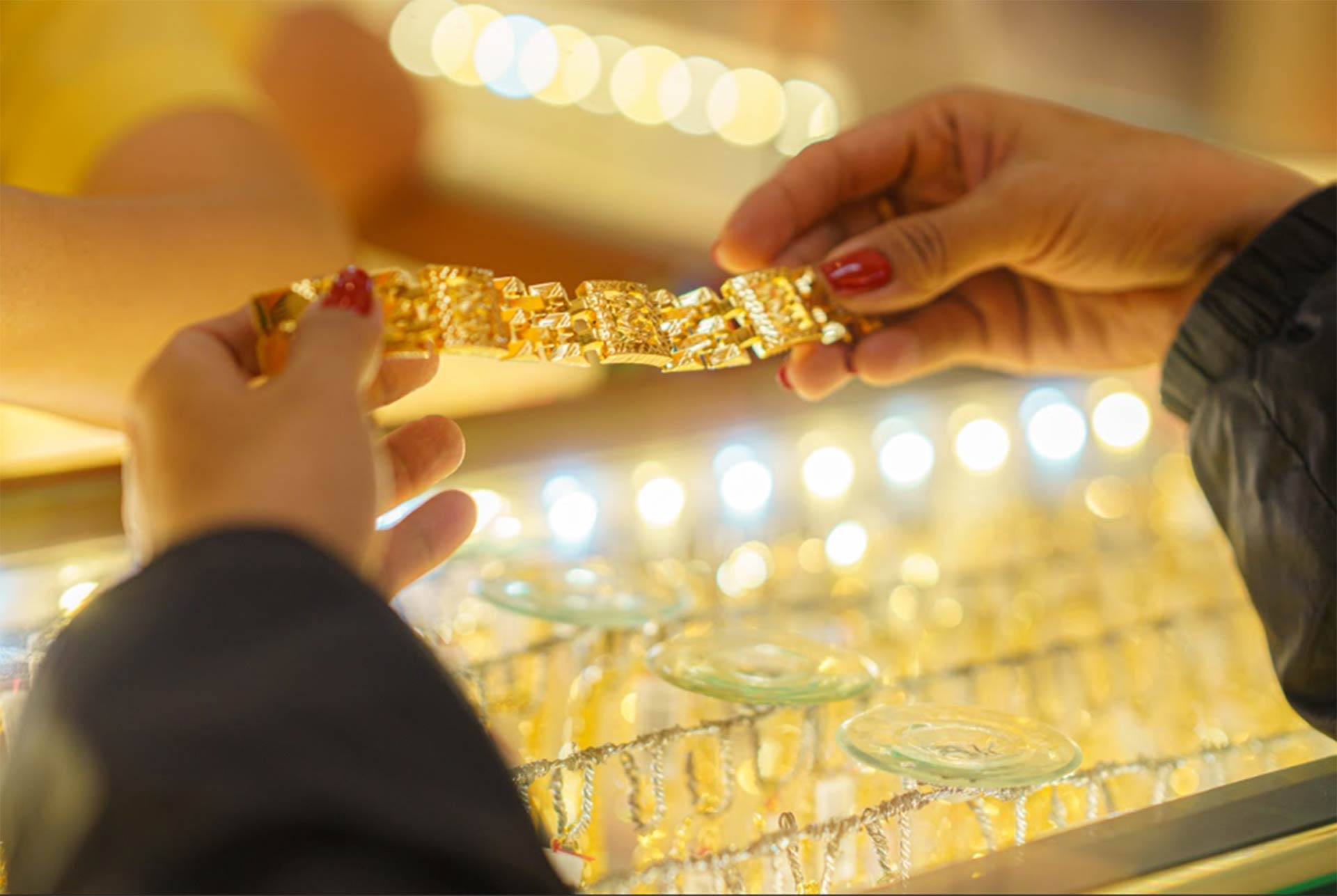 the-gioi-tang-nhu-vu-bao-vang-trong-nuoc-bung-no-tren-dinh-moi